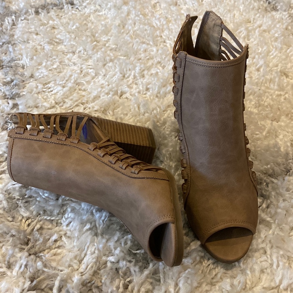 Women’s NWT open toe booties